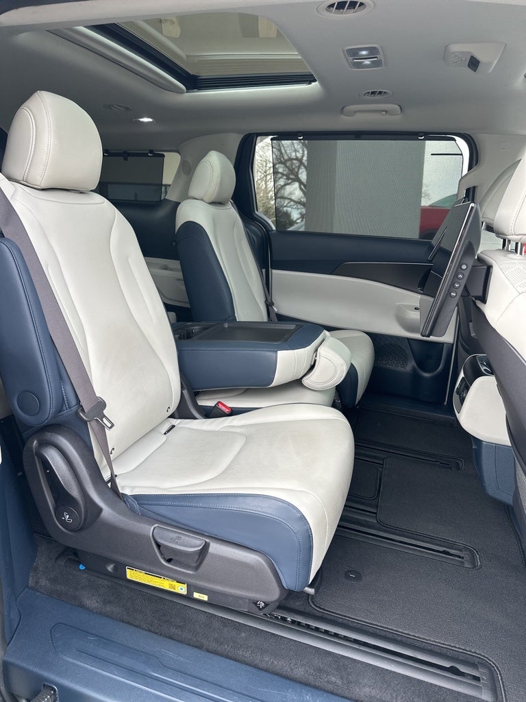 2025 Kia Carnival SX